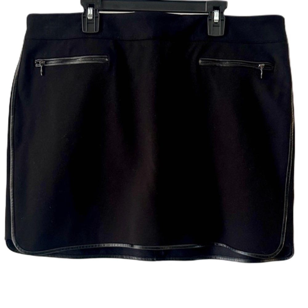 White House Black Market Black‎ Mini Skirt
Size 14